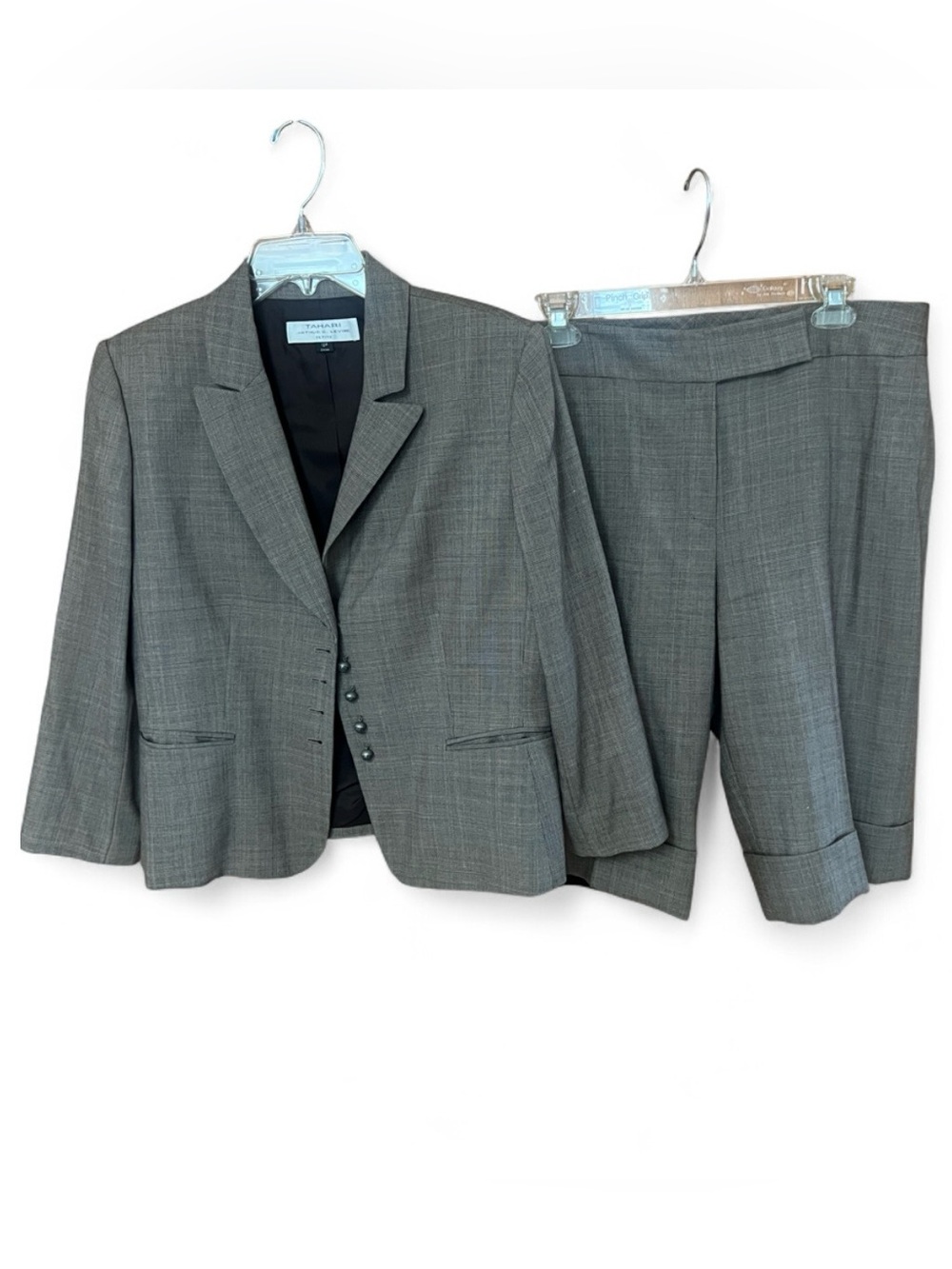 Vtg 90s Tahari wool two piece suit - blazer and cropped trousers beige Plaid